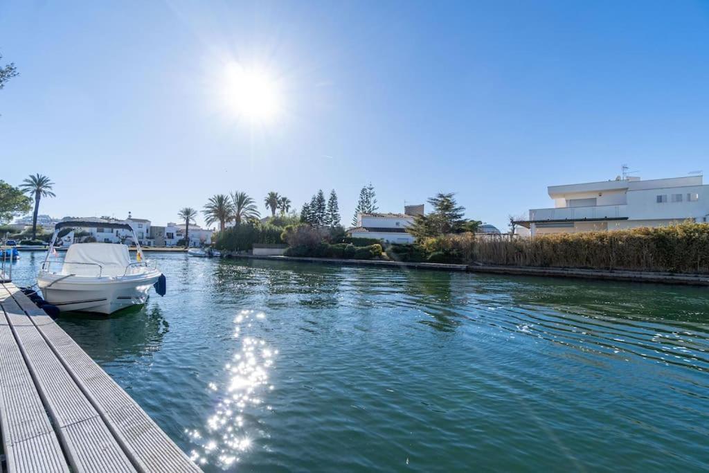 2027 Casa De Pescador Con 3 Habitaciones, Piscina Y Amarre By Homeselectspain Empuriabrava Luaran gambar